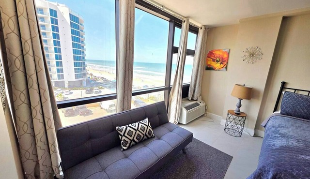 2 queen bed studio w/kitchenette, pool, tiki bar in Daytona Beach