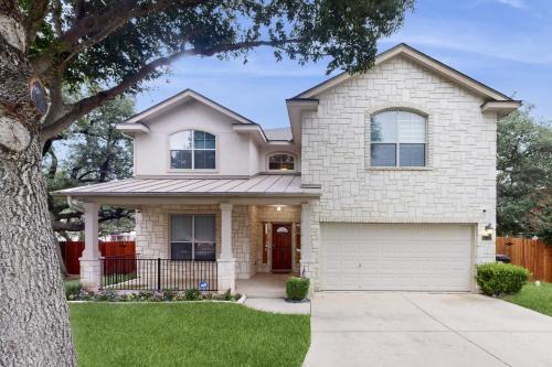 2-story house with back patio, grill, streaming, washer/dryer, & 2 living areas