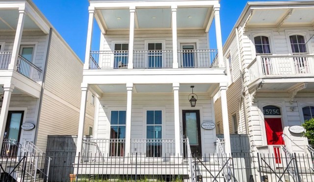 20% OFF Monthly | 10% OFF Weekly-Stylish 3BR on Carondelet by Hosteeva