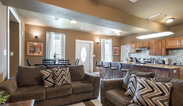 20% OFF Monthly | 10% OFF Weekly-St. Charles Ave Condo – Minutes to FQ