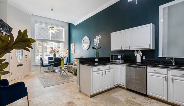20% OFF Monthly | 10% OFF Weekly-Modern Condo Steps to St. Charles Ave & Close to FQ