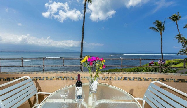 2BR Oceanfront, Ocean View, Pool, Wi-Fi and AC in Wailuku