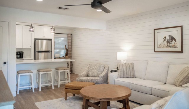 2BR w/POOL & GOLF CART! Perfect location near the Beach and Downtown! Porter #6