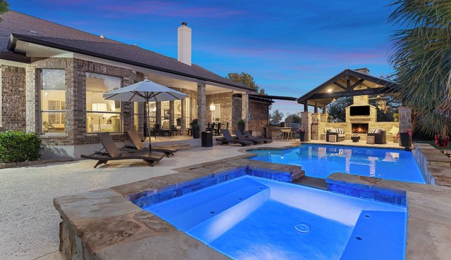 3/4N Specials Pool King Bed Giant games Single level Space Firepit Min DT Austin