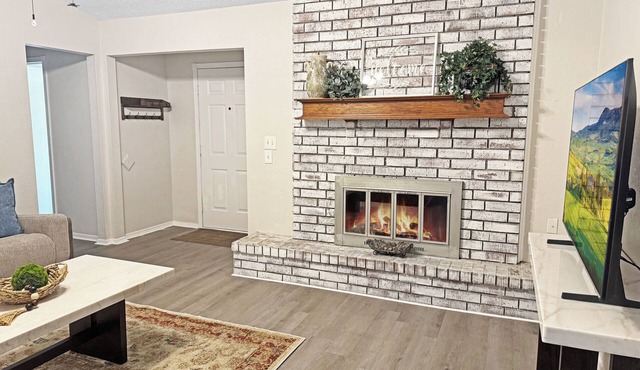 3-bdr house in beautiful Mustang with HighSpeed WiFi, New furniture throughout