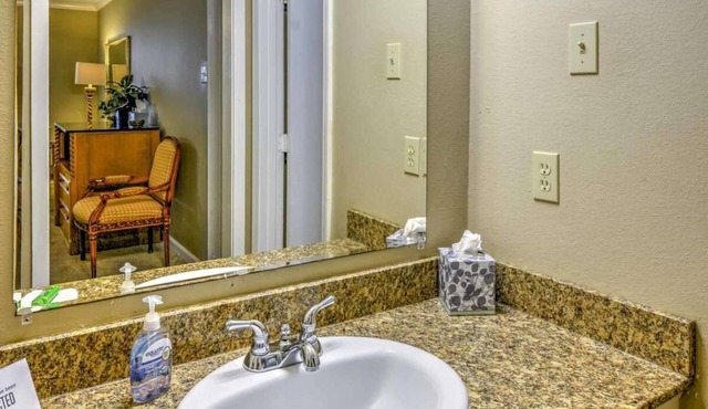 3 Bedroom 2 Bathroom Comfortable Furnished Home 4585 SouthPark Dr.