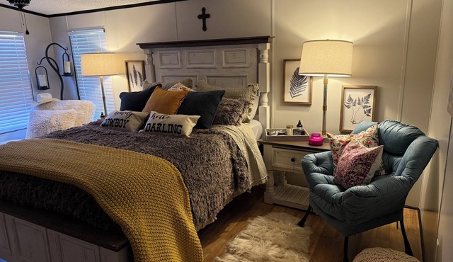3-bedroom country home remodeled in charming Keithville Ranch with AC, wi-fi.