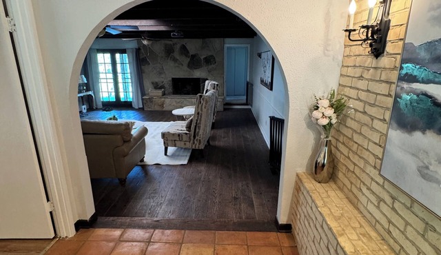 3-bedroom farmhouse in Quinlan with cozy charming rooms