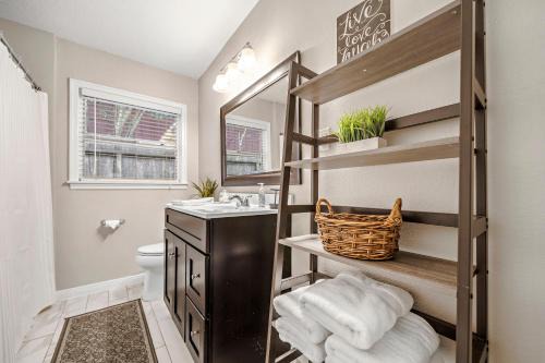3 Bedroom Home The Neighborhood Spot desks in 2 rooms high speed Internet wifi Kick Back & Relax close to Houston Hobby Airport 5 star superhost