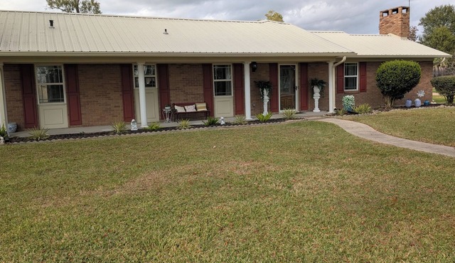 3-bedroom house in fabulous Orange with AC and inviting pool for relaxing stays
