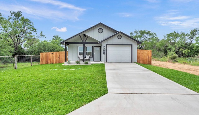 3-bedroom house in beautiful Granite Shoals with Wi-Fi, AC, and game room
