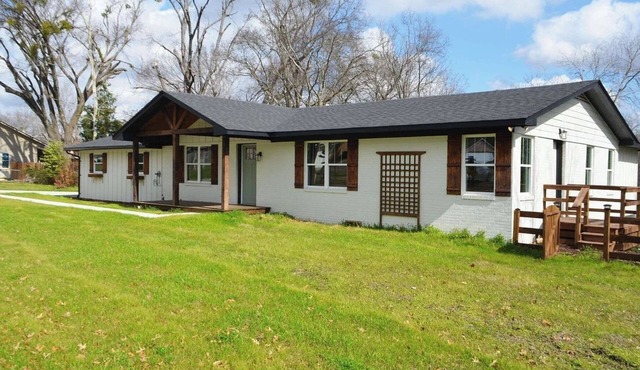 3-bedroom house with WiFi and AC in Lindale close to downtown and I-20