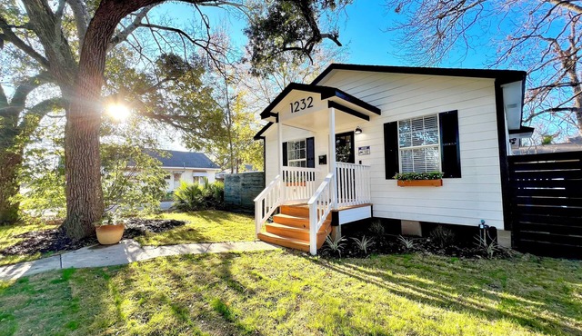 3 Bedroom Sleeps 8 - Close to Downtown Fun, Medical Center & Shopping,