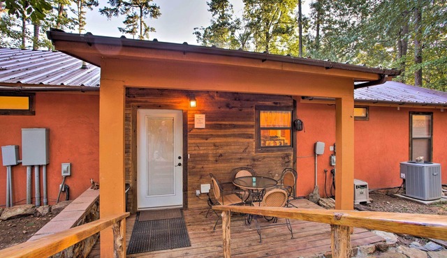 3 Mi to Broken Bow Lake: Cabin w/Hot Tub & Deck!