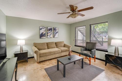 3 Mi to Dtwn Dallas: Walkable Couples Retreat