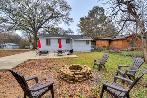 3 Mi to Mississippi Stadium: Cozy Jackson Getaway!