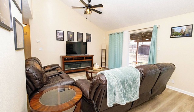 3 Miles to SeaWorld in San Antonio with WiFi, game room