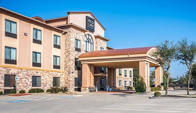 3 Queen Beds Suite | Red Lion Inn & Suites w/Kitchenette, Near Clark Gardens