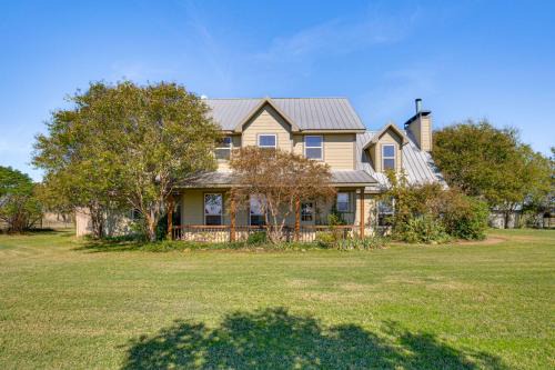 30 Mi to Fort Worth: Rural Retreat w/Patio!