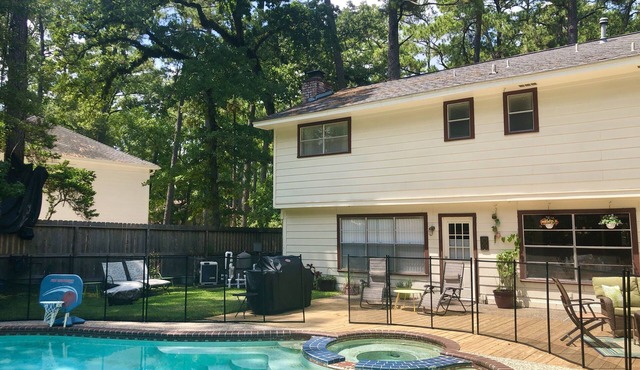 3BR/2.5BA, saltwater pool, hot tub, alarm ~ The Salt Lick Retreat