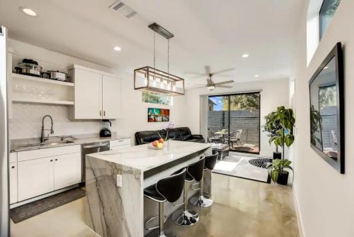 3BR 3BA Heart of SoCo, Private Deck Steps to Shops by Austin Vacay