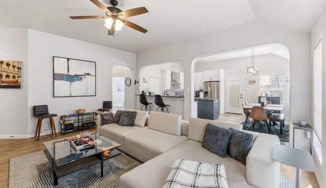 3BR Austin Getaway, Sleeps 8, Full Kitchen &Garage