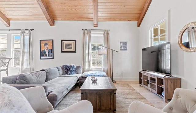3BR Magazine St home w balcony