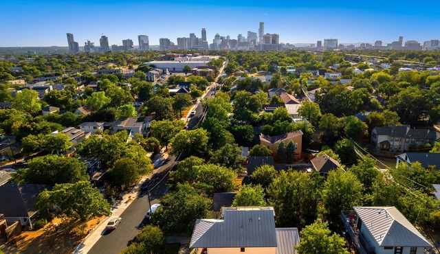 3BR w/Rooftop Deck, Near DT, Sleeps 6! in Austin