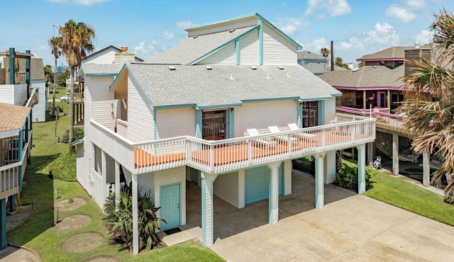 3rd Row Retreat in Pirates Beach - Walk to the Beach + Dogs Welcome!