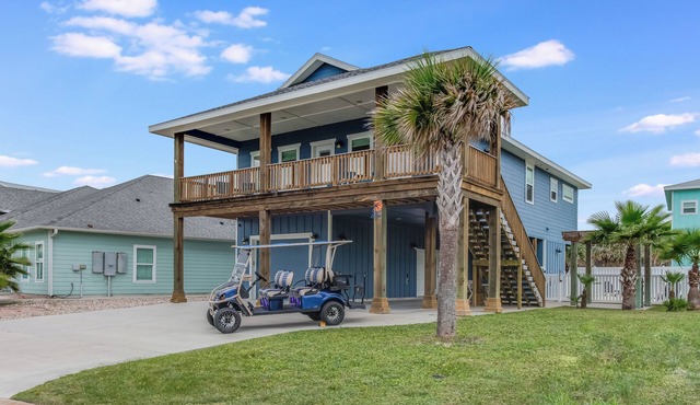 4/4. Pool & Golf Cart. 1st Floor Master Suite. 2 Masters Up, Boat Parking.
