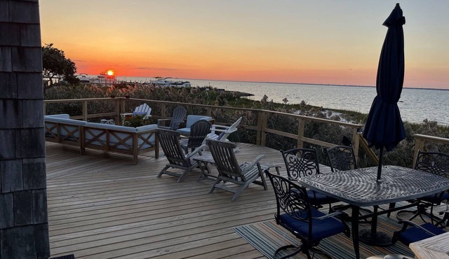 4 bdrm on large private beach. AC. Bayfront. Great view and gorgeous new deck! in Davis Park Patchogue