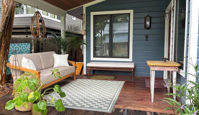 4-bedroom house located in Zilker in Austin with pool & spa. Safe Neighborhood