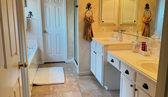 4-bedroom house WiFi, AC. Pet and Family Friendly perfect for gatherings