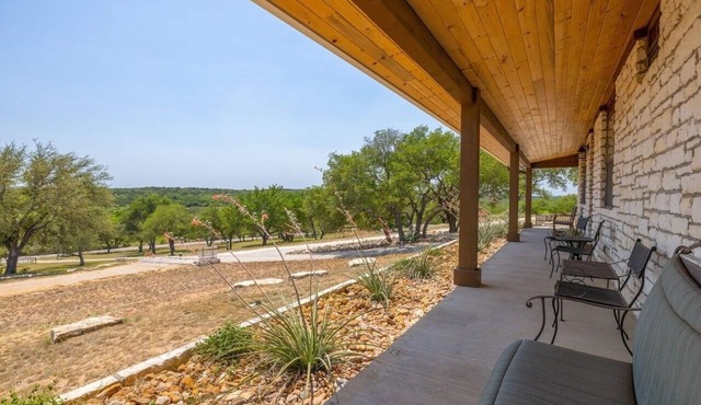 4-bedroom vacation home just 15-minute walk to Hamilton Pool Preserve
