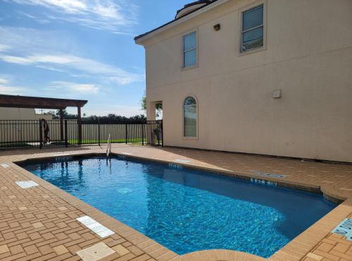 4 BR Smart Luxe Condo, Gated Community, Pool View, Mins to Costco & Top Golf in McAllen