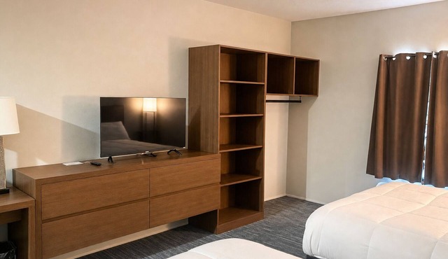 4 Comfortable Family-Friendly Rooms – Free Parking & Nearby Attractions