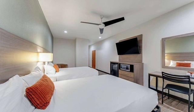 4 Convenient Rooms w/Free Breakfast - Ideal for All Events & Major Attractions