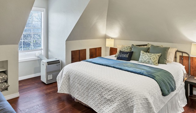 4 King beds, 2 queen beds, and a futon. Private Pool, Fast Wifi