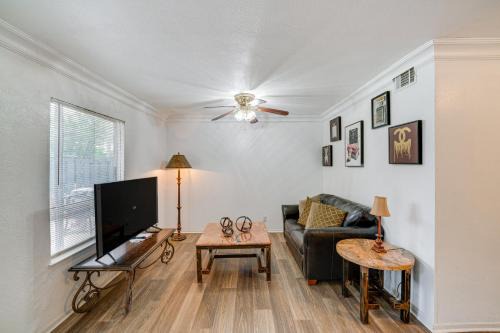 4 Mi to Dtwn Dallas: Condo w/Pool Access!