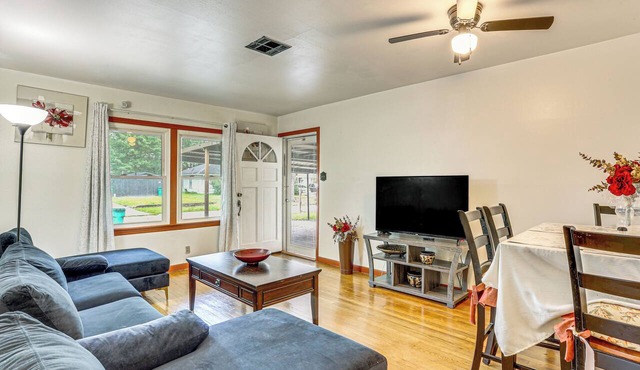 4 Mi to Sabine River! Extended Escape w/ Yard