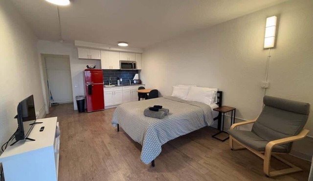 [48] ATX Studio: 1 Queen, Access to Gym & Laundry