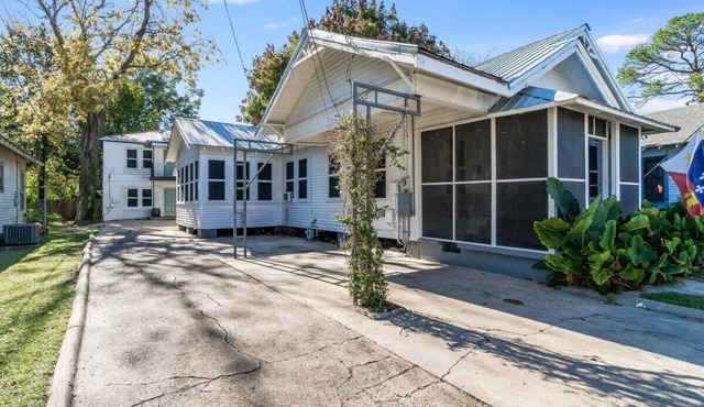 4BR Downtown Lafayette-Garden, Parking, Walk to Arts District