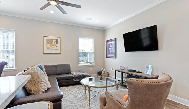 4BR Escape near Canal Streetcar w pool access