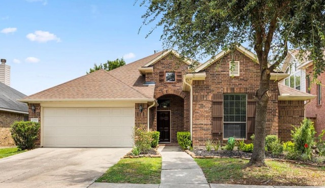 4BR Houston Home Sleeps 9 with Foosball & Covered Patio