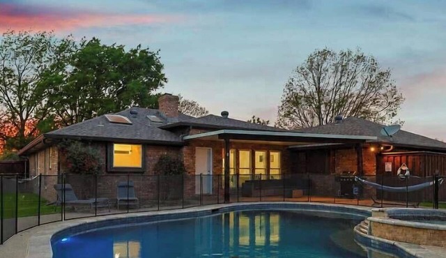 4BR Retreat w/Pool and Grill