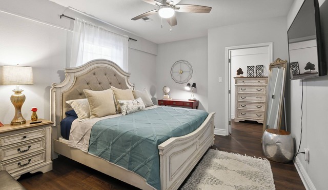 5 king beds, bonus room, rare find! Walk to beach in Long Beach