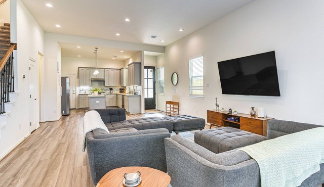 5 Mi to Downtown - Chic Home w/Patio in Houston!