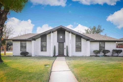 5 STAR House - Chic Mid-Century Modern Luxury Home