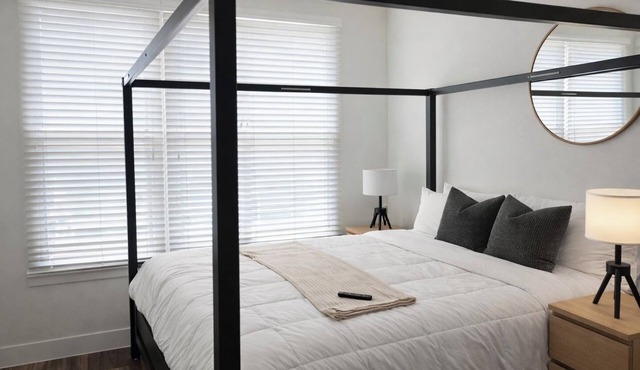 5 Star Location King Suite Legacy W. Free Parking in Plano