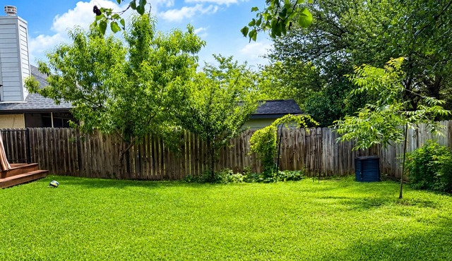 5BR Detached Casita with Massive Deck Sleeps 10 in Leander